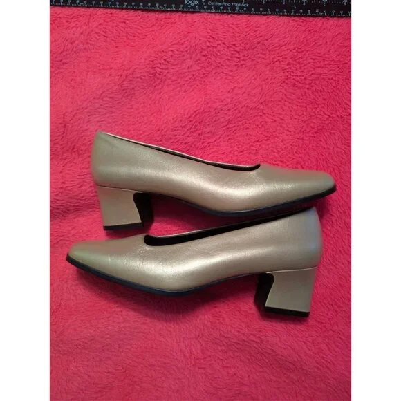 Aerosoles Pump Plaza Gold Leather Heels Women’s Size 8B Low Block Heel Comfort - Picture 2 of 9